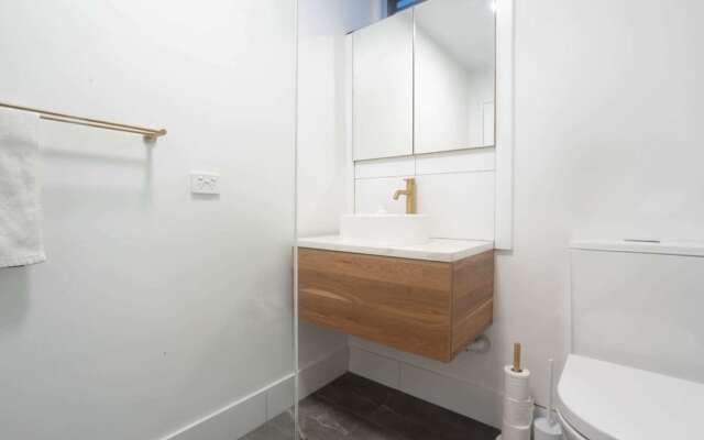 Lovely 1BR Apt in Bicton With Backyard and Parking