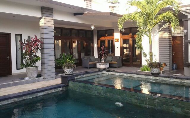 Rumah Putih Abu Abu