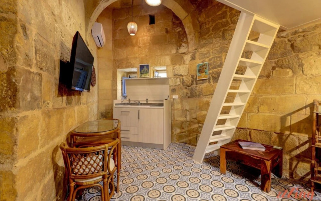 Deluxe Studio in a 900 yr old Luxury Home - 1