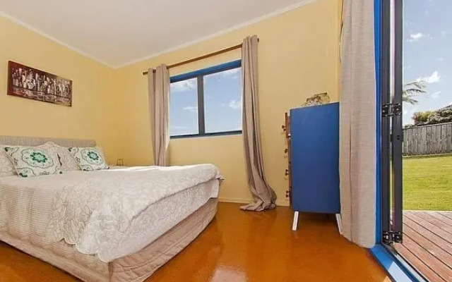 Castleview Getaway Matarangi - Matarangi Holiday Home