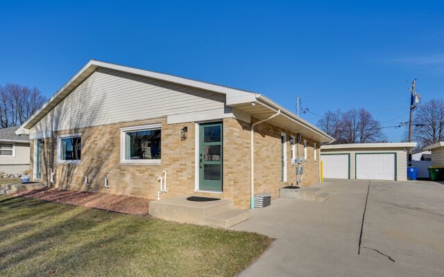 Townhome w/ 2 Living Areas: Walk to Lambeau Field