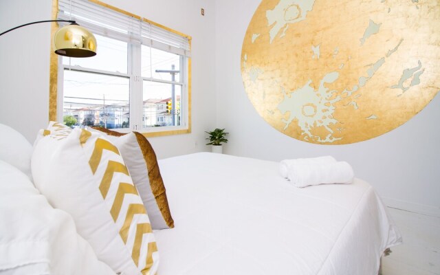 The High Tide Studio #4 Studio Bedroom Hotel Room by Redawning