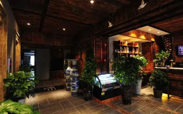 Chao Featured Hotel (Jiaxiulou Qingyun Market)