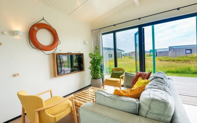Luxury Lodge, 2 Bathrooms, Near the Sea