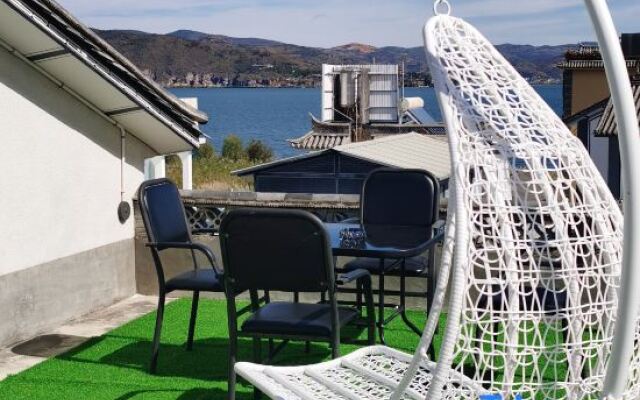 Can reside in a high-end villa (Longkan Wharf)