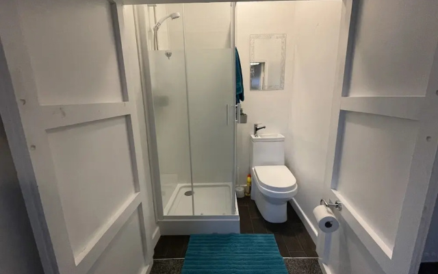 3 Bed House - Sleeps 5 - Wifi, Parking