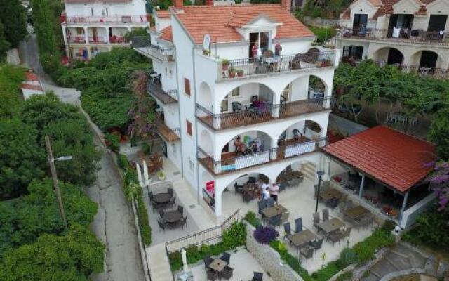 Apartments and Rooms Maganic