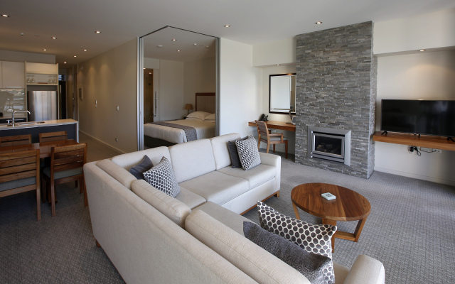 The Rees Hotel, Luxury Apartments & Lakeside Residences