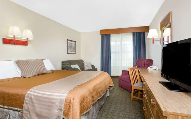 Travelodge by Wyndham Perry National Fairgrounds Area I-75