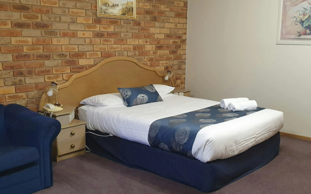 Pines Country Club Motor Inn – Guest Rooms – Shepparton