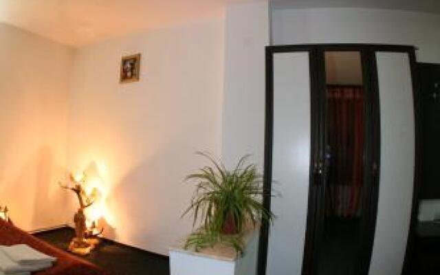 Hotel Maryo Ema