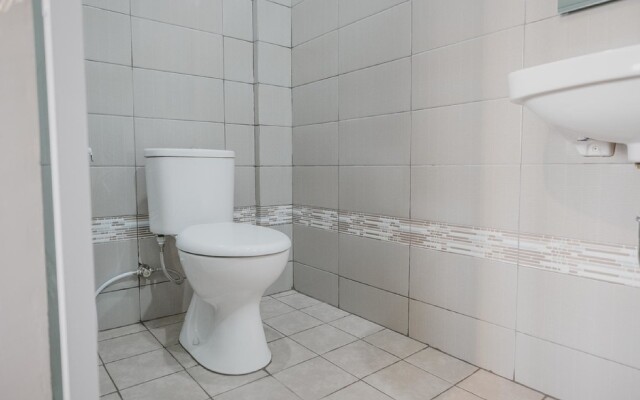 RedDoorz Plus @ Karet Pedurenan 3