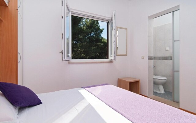 Amazing Home in Sutivan with Hot Tub, WiFi & 3 Bedrooms