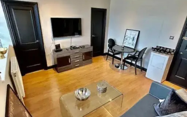 Vive Unique - Chelsea Cloisters Apartment
