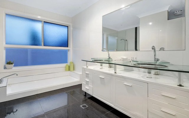 Sunrise Executive 5 Bedroom Home