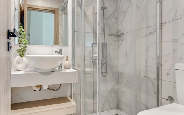 Sanders Crystal - Lovely  2-bdr Apt w Balcony