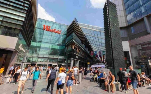 London Flat Next to Central Line Tube Station