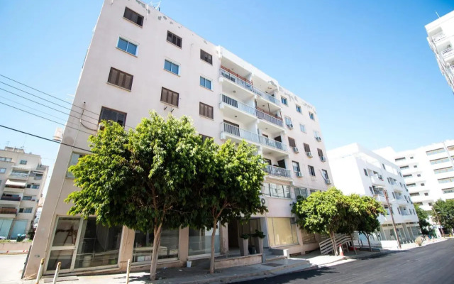 Renovated 2-bedroom flat with free parking, center