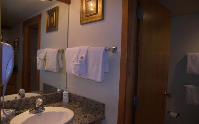 Lakeshore 1 Ba Studio condo by RedAwning