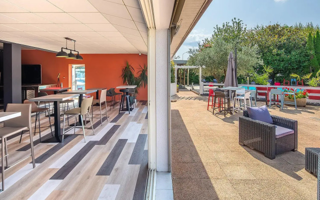 Carre Pau Airport Hotel