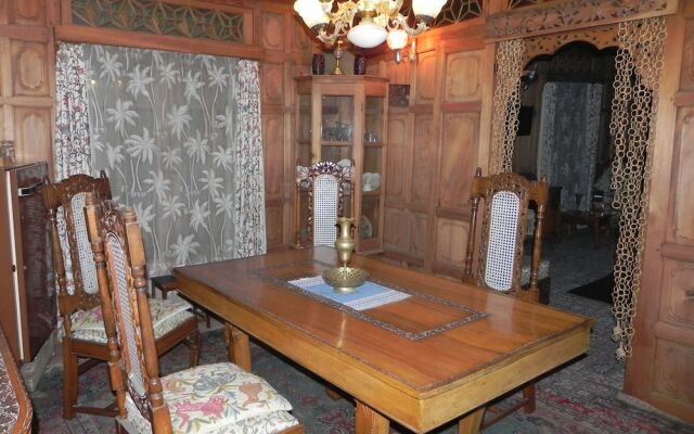 Shabrose Heritage Houseboats