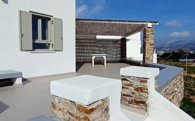 4 bedrooms appartement with sea view and enclosed garden at Antiparos 1 km away from the beach