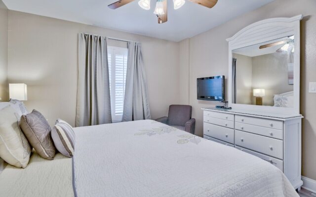 Pelican Beach Resort by Colasan