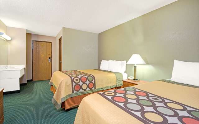 Super 8 by Wyndham Eureka/Six Flags Nearby