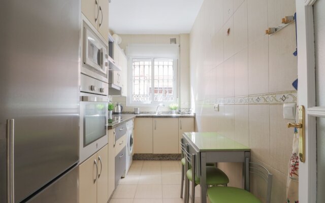 Bright And Quiet Apartment By Town