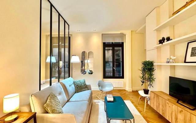 Family Apartment In Front Of The Eiffel Tower