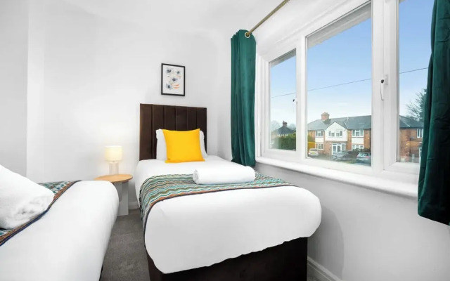 Stylish Three Bedroom Retreat With Garden