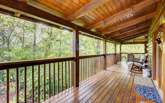 Rustic Sevierville Cabin w/ Covered Porch!