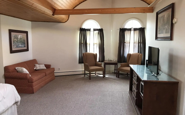 Pictured Rocks Inn & Suites