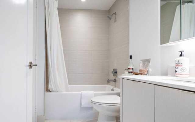 Modern 1 Bedroom Condo With CN Tower Views