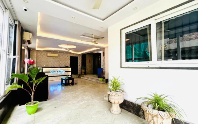 OYO 28208 99 Kombo Inn