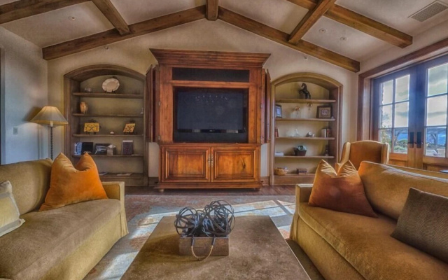 Chateau D' Renaitre - Carmel-By-The-Sea