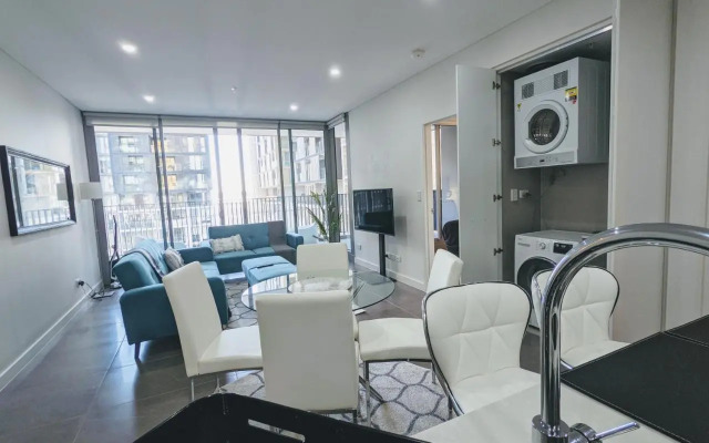 Elegant 3-bed 2-bath, balcony, with pool included, NO PARTIES!