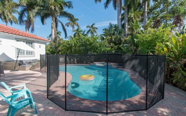 Beautiful Hollywood Beach 4 BR Home W Heated Pool