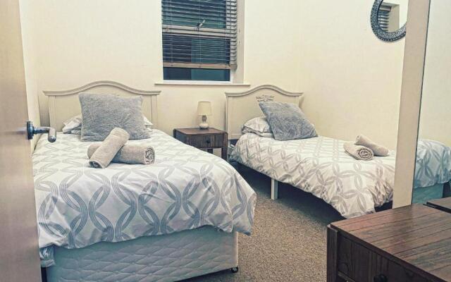 Luxury 2 Beds Apartment By The Sea
