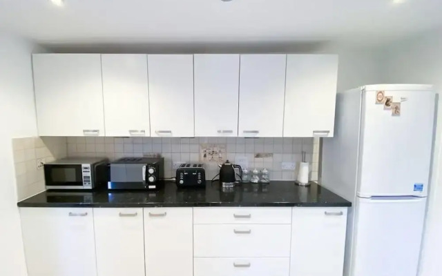 Central 4-bed House in Reading