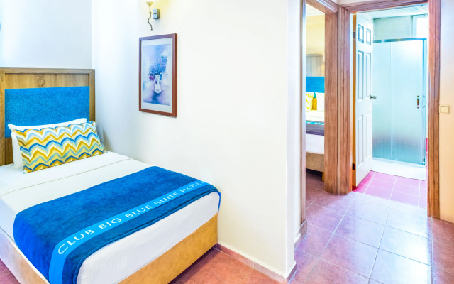 Club Big Blue Suit Hotel