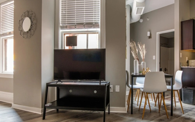 Large 2BR Apt Near Perk Plaza