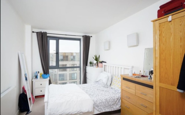 Modern 4 Bedroom Canal-side North London Flat