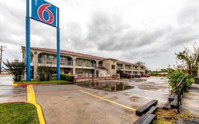 Motel 6 San Antonio, Tx - Frost Bank Center