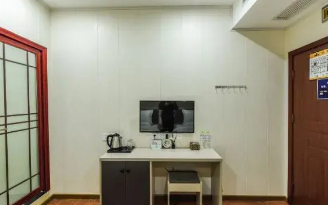 Chongqing Xinhe Express Hotel (Lianhua Light Rail Station)