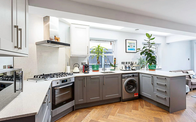 Modern and Spacious Colliers Wood Home