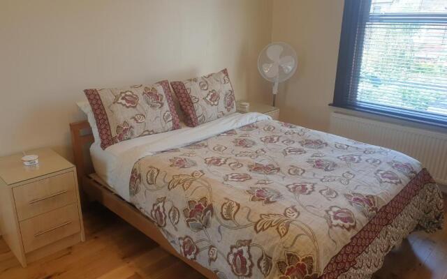 London Luxury 2 Bedroom Flat 5min walk from Overground, with FREE WIFI, FREE PARKING-Sleeps x6