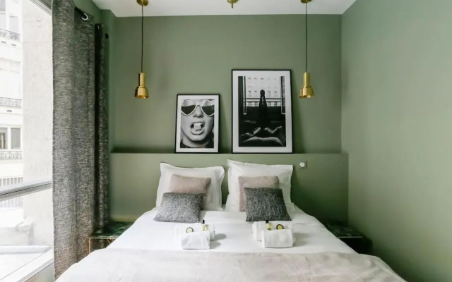 Louvre / Palais Royal Luxury Three Bedroom Duplex