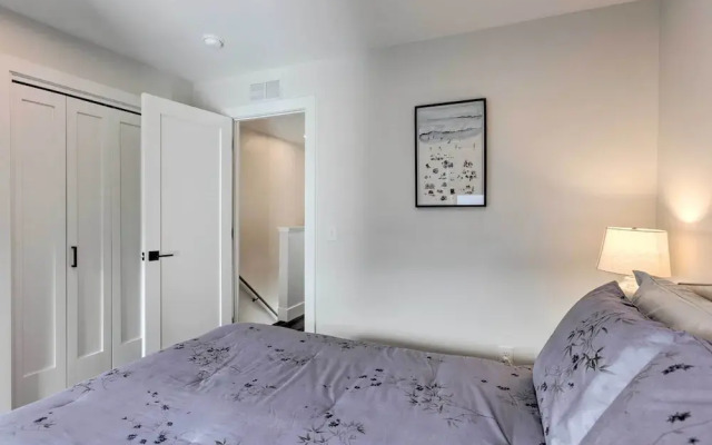 Traverse City Townhome: Walk to Beach!