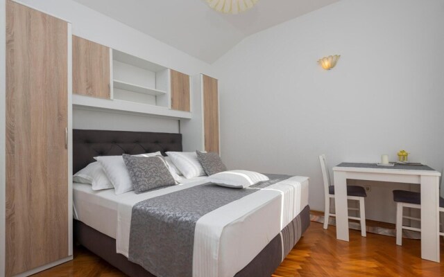 Amazing Apartment in Tucepi With Wifi